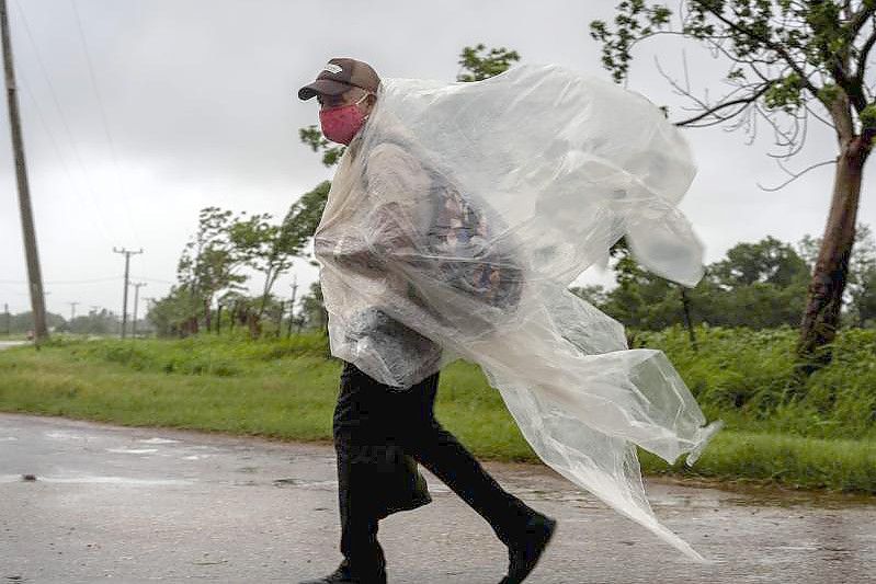 Ein Mann auf einer Straße in der kubanischen Provinz Mayabeque. Foto: Ramon Espinosa/AP/dpa