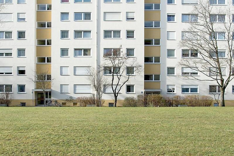 Die Zahl der Sozialwohnungen schrumpft bislang unaufhaltsam. 1990 gab es in Deutschland noch etwa 3 Millionen Sozialwohnungen, Ende 2020 nur noch 1,1 Millionen. Foto: picture alliance / dpa