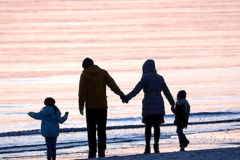 Ehe und Familie sind auch heute noch das Ideal vieler junger Menschen. Foto: Bernd Wüstneck/dpa-Zentralbild/dpa