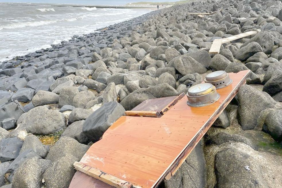 Eine Tafel mit Instrumenten wurde auf der Nordseite der Insel Baltrum gefunden. Fotos: Feuerwehr Baltrum