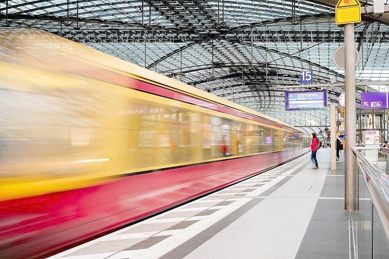 Viele Menschen in Deutschland wünschen sich ein größeres und günstigeres Angebot im Nahverkehr. Foto: Christoph Soeder/dpa