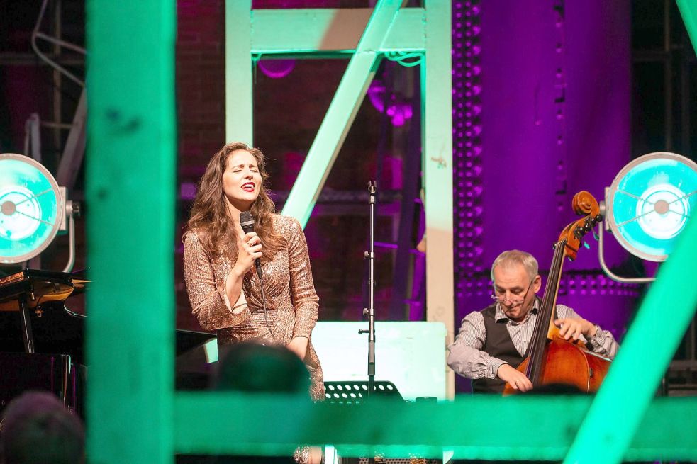 Sinnlich, frivol, witzig: Ethel Merhaut singt zur Eröffnung der Niedersächsischen Musiktage in Papenburg Lieder, Chansons und Schlager der 1930-er Jahre. Foto: Helge Krückeberg