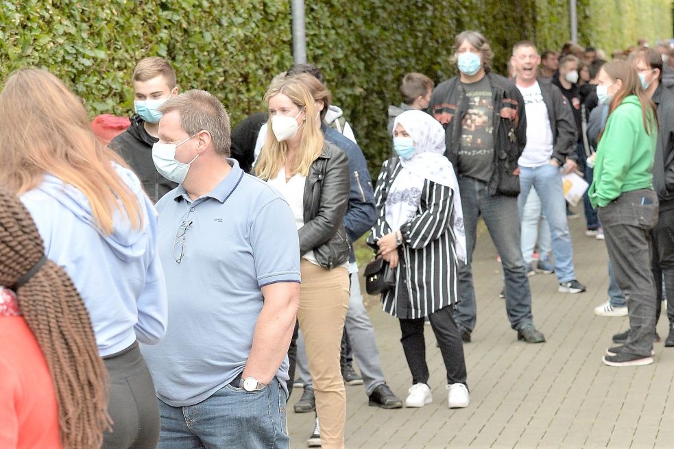 Lange Schlangen bildeten sich am Sonnabend bei der Sonder-Impfaktion des Landkreises Aurich vor dem Spiel des Auricher OHV gegen TV Großwallstadt. Foto: Bernd Wolfenberg