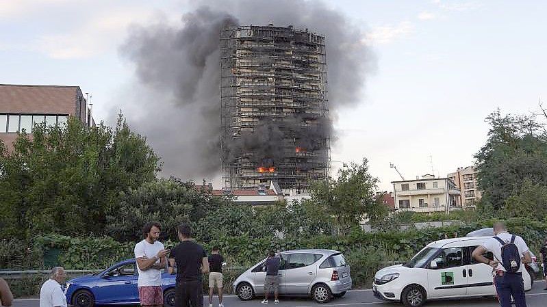 Ein Brand hat am Sonntagnachmittag ein Hochhaus am südlichen Stadtrand von Mailand zerstört. Foto: Luca Bruno/AP/dpa