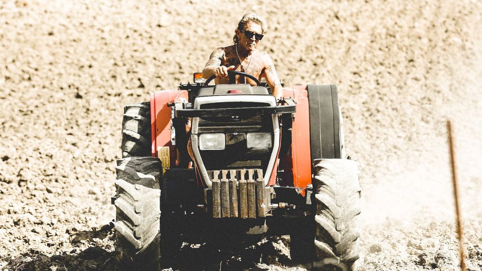 Auf Mallorca entdeckte Peter Maffay seine Liebe fürs Traktorfahren. Foto: Laura Besch/Red Rooster Musikproduktion