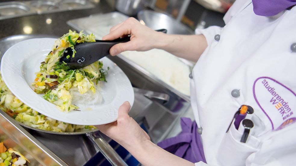 Es geht auch ohne Fleisch: Die erste vegane Mensa hat in Berlin bereits 2019 eröffnet. Jetzt ziehen die anderen Mensen nach kochen künftig vegetarisch und vegan. Ein bisschen Fleisch gibt's aber auch noch. Foto: dpa/Monika Skolimowska