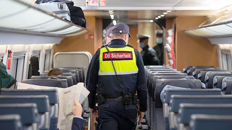 Sicherheitsmitarbeiter der Deutschen Bahn kontrollieren die Einhaltung der Maskenpflicht. Foto: Sven Hoppe/dpa