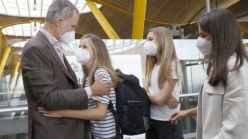 König Felipe von Spanien verabschiedet sich von seiner Tochter Prinzessin Leonor (2.v.l) am Flughafen von Madrid. Daneben steht Infantin Sofia und Königin Letizia. Foto: Casa De S.M. El Rey/EUROPA PRESS/dpa