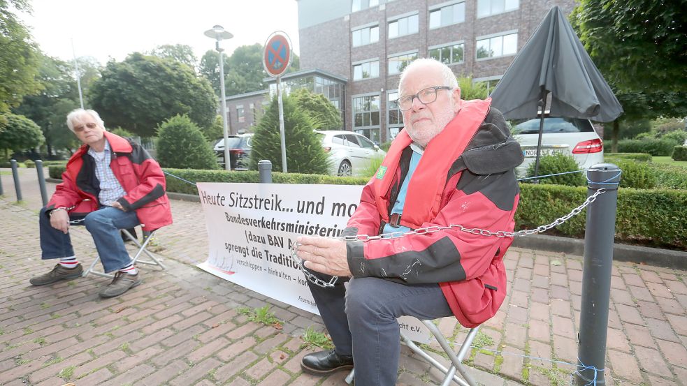 Heinz-Günther Buß (rechts) und Heinz Salewski vom Verein Emder Museums-Feuerschiff protestierten am Montag rund sieben Stunden lang in Aurich. Foto: Karin Böhmer