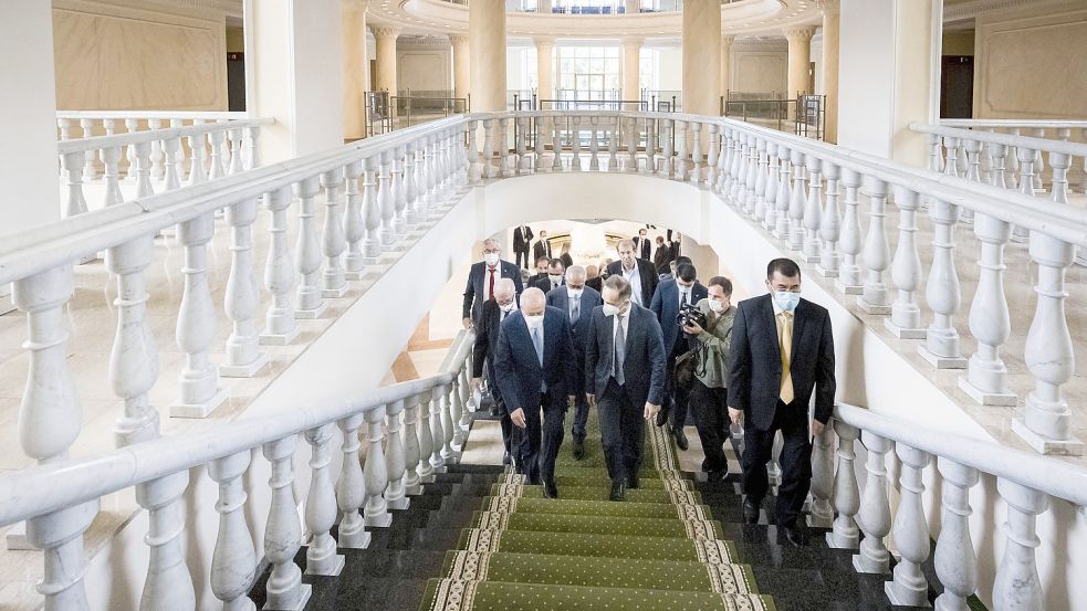 Diplomatische Schritte: Bundesaußenminister Heiko Maas trifft seinen usbekischen Amtskollegen Abdulaziz Komilov in Taschkent. Foto: Felix Zahn/photothek/imago-images