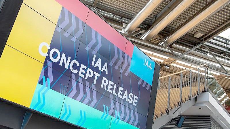 Ein Monitor auf dem Gelände der Messe München während einer Pressekonferenz zur Vorstellung des Konzeptes für die Internationale Automobilausstellung (IAA) 2021 zu sehen. Foto: Sven Hoppe/dpa