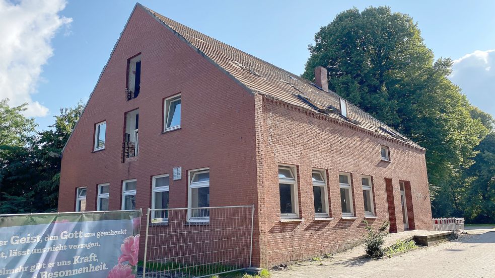 Die ersten Fenster sind bereits ausgebaut: Das alte Victorburer Gemeindehaus wird demnächst abgerissen. Foto: Holger Janssen