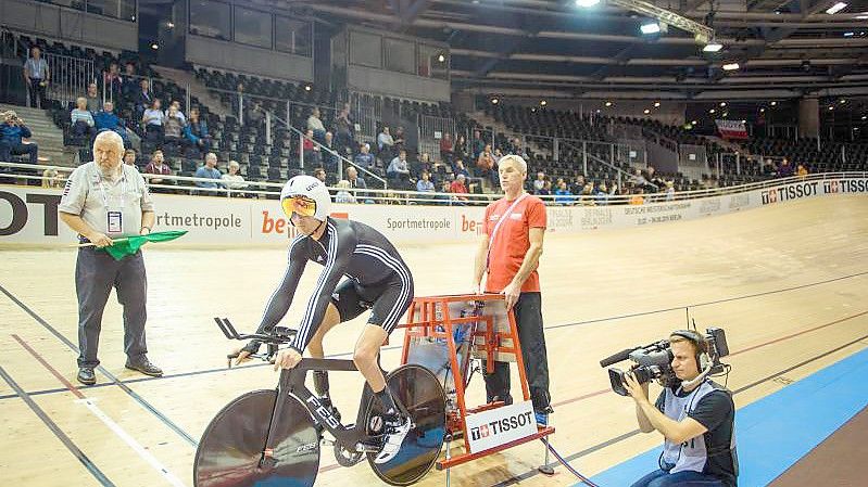 Paracyclist Michael Teuber beim Stundenweltrekordversuches auf der Radrennbahn im Berliner Velodrom. Foto: Gregor Fischer/dpa