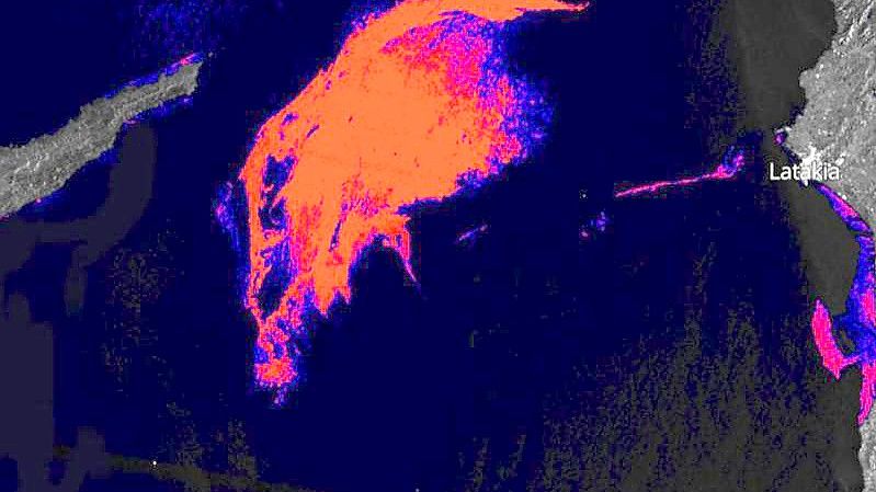 Das Satellitenbild zeigt in Rot den Ölteppich zwischen Syrien (r) und Zypern (l) (Bestmögliche Bildqualität). Foto: EXCELSIOR H2020/ERATOSTHENES/Sentinel-1/dpa