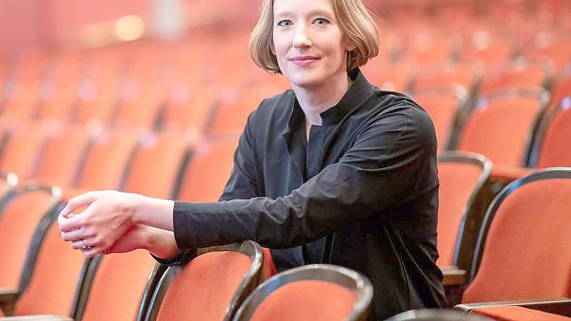 Joana Mallwitz im Staatstheater Nürnberg. In zwei Jahren geht die Dirigentin nach Berlin. Foto: Daniel Karmann/dpa