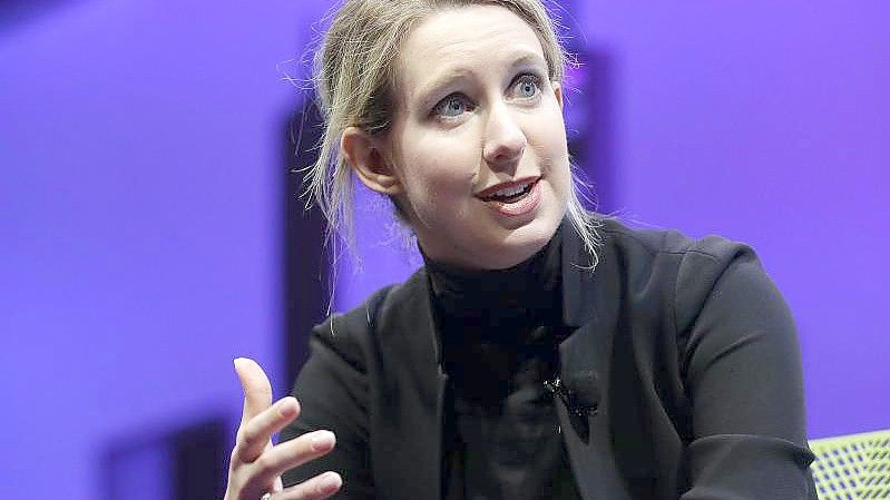 Elizabeth Holmes, Gründerin und ehemalige Chefin des Bluttest-Start-ups Theranos, spricht im Fortune Global Forum. Foto: Jeff Chiu/AP/dpa