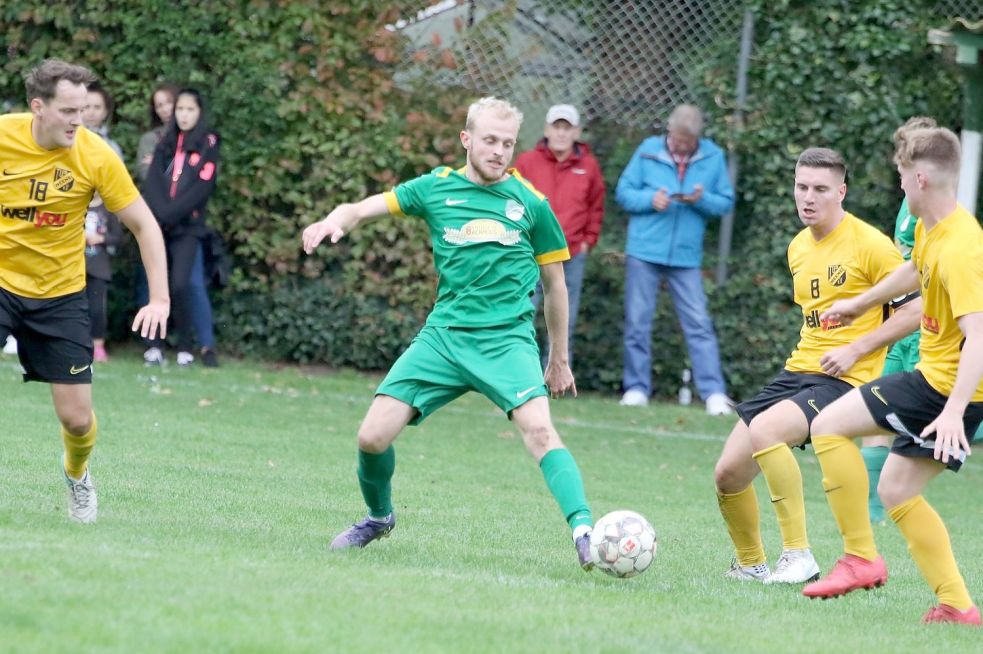 Wallinghausens Stürmer Bent Bogena (grünes Trikot) brachte die Gastgeber zu Beginn der Partie in Führung. Er besorgte auch nach Wiederanpfiff den Treffer zum 2:1 gegen Weene. Danach hatten die Gastgeber das Spiel fest im Griff und schraubten das Ergebnis auf 4:1 in die Höhe. Fotos: Wilfried Gronewold