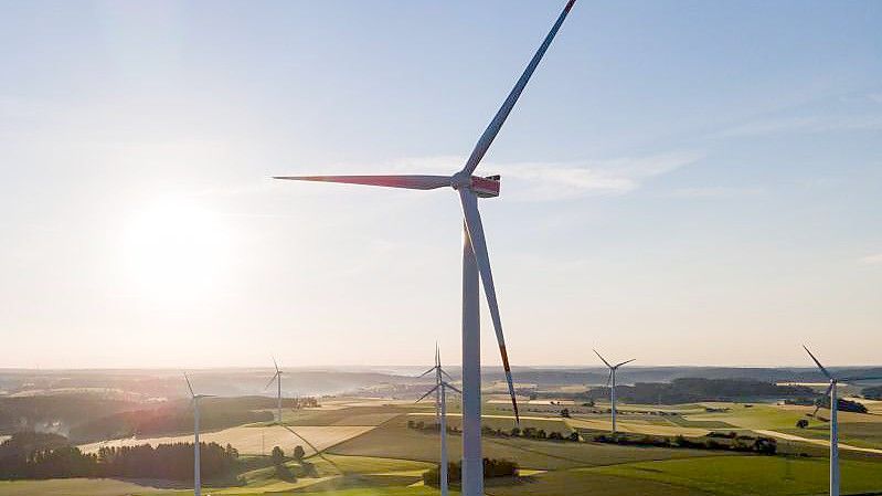 Windräder auf einem Feld in Baden-Württemberg. Deutschland droht aus Sicht des BDI den Anschluss zu verlieren, sollten Investitionsvorhaben für mehr Klimaschutz nicht beschleunigt werden. Foto: Tom Weller/dpa