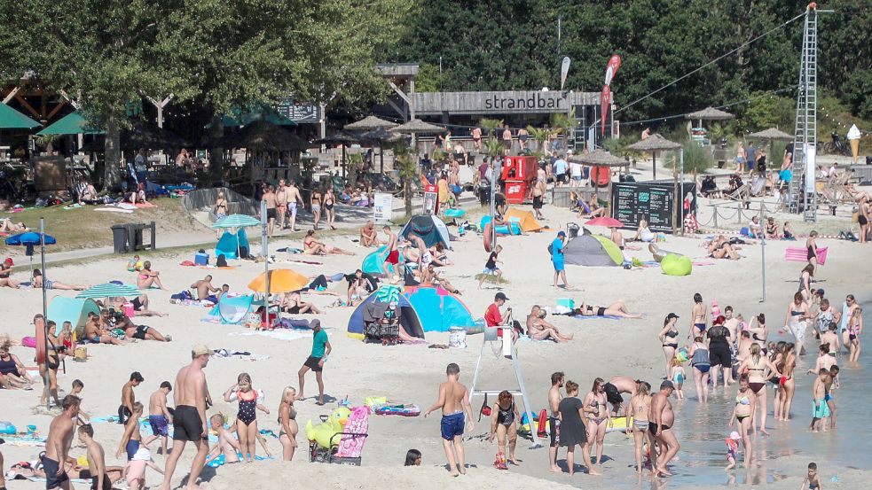 Im Umfeld der Strandbar am Badesee Tannenhausen soll es laut Staatsanwaltschaft im August 2020 zu einer Belästigung gekommen sein. Archivfoto: Romuald Banik