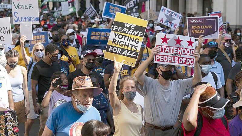 Demonstranten protestieren in Washington DC gegen Wahlrechtsreformen. Das Parlament im US-Staat Texas hat umstrittene Wahlrechtsänderungen beschlossen. Foto: Jose Luis Magana/AP/dpa