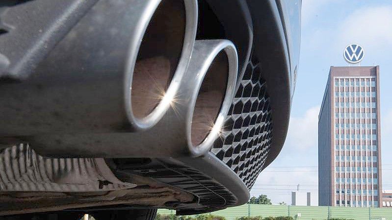 Auspuffrohre eines Volkswagen, fotografiert mit dem Markenhochhaus am VW Werk Wolfsburg. Volkswagen zieht in einem weiteren brisanten Rechtsstreit wegen des Abgas-Skandals vor den US Supreme Court. Foto: Julian Stratenschulte/dpa