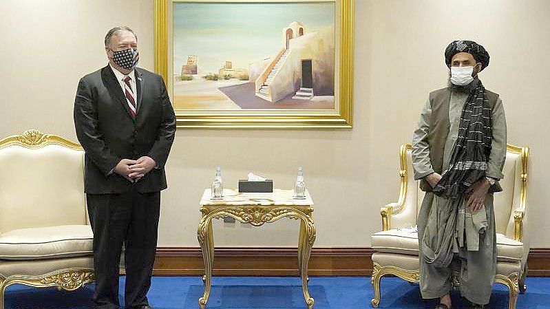 In Katar fanden die Gespräche zwischen den Taliban und den USA statt: Hier Ex-US-Außenminister Mike Pompeo (l) und Mullah Abdul Ghani Baradar. Foto: Patrick Semansky/AP POOL/dpa