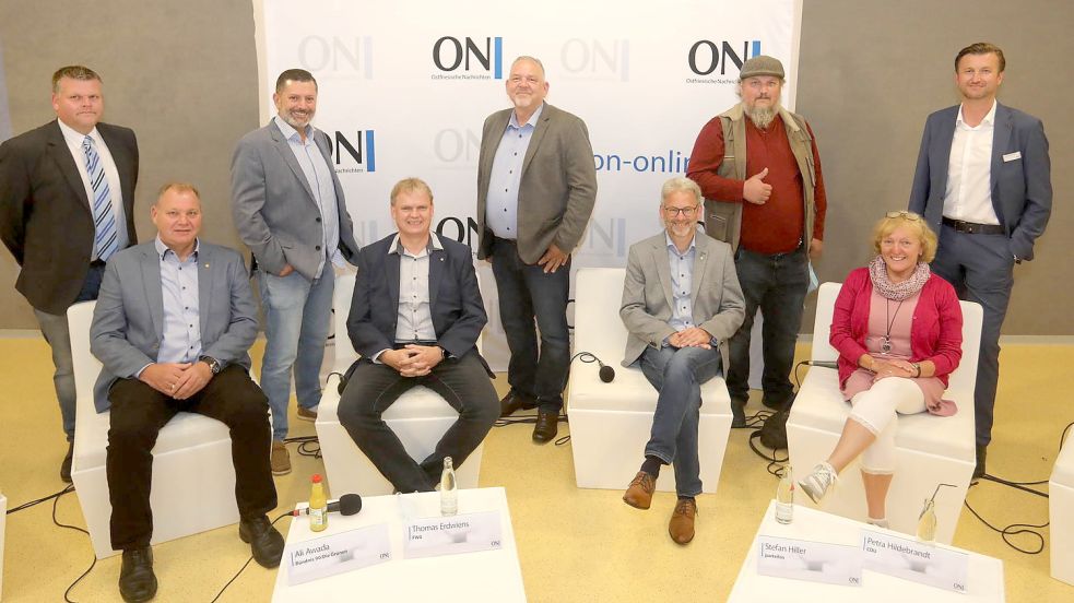 Bei der Podiumsdiskussion in Südbrookmerland dabei waren: Matthias Redenius, Ali Awada, Georg Wegener, Gerhard Schoon, Stephan Schmidt (stehend von links); Konke Wienekamp, Thomas Erdwiens, Stefan Hiller, Petra Hildebrandt (sitzend von links). Foto: Banik