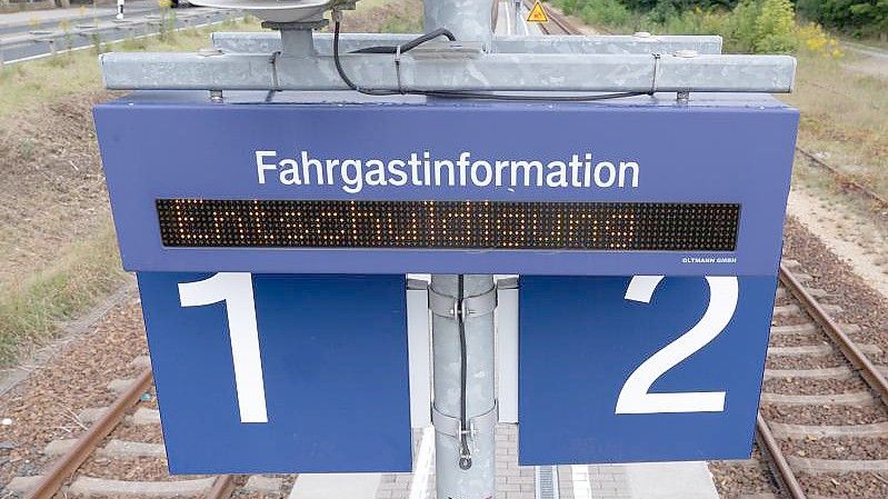 Eine Anzeigetafel an einem Bahnhof in Sachsen. Foto: Sebastian Kahnert/dpa-Zentralbild/dpa