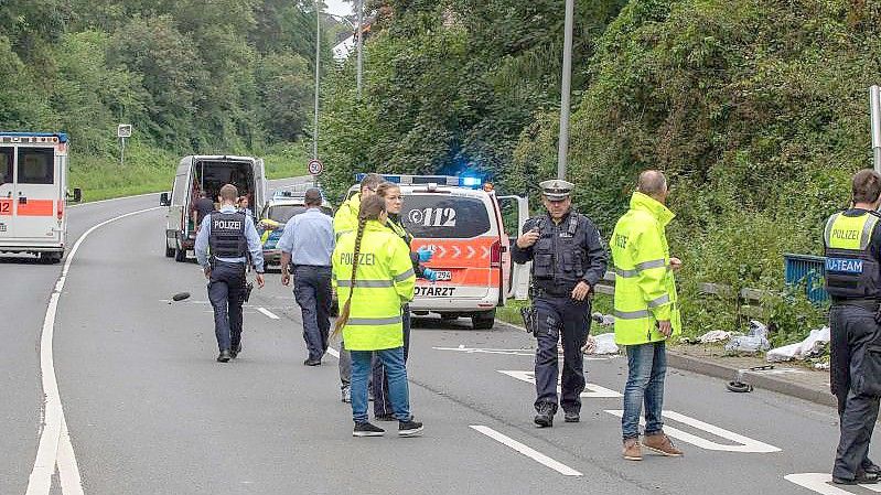 Polizisten stehen am Unfallort, wo ein Kleintransporter eine Mutter und ihr Kind erfasst und tödlich verletzt hat. Foto: Ralf Roeger/dmp press/dpa