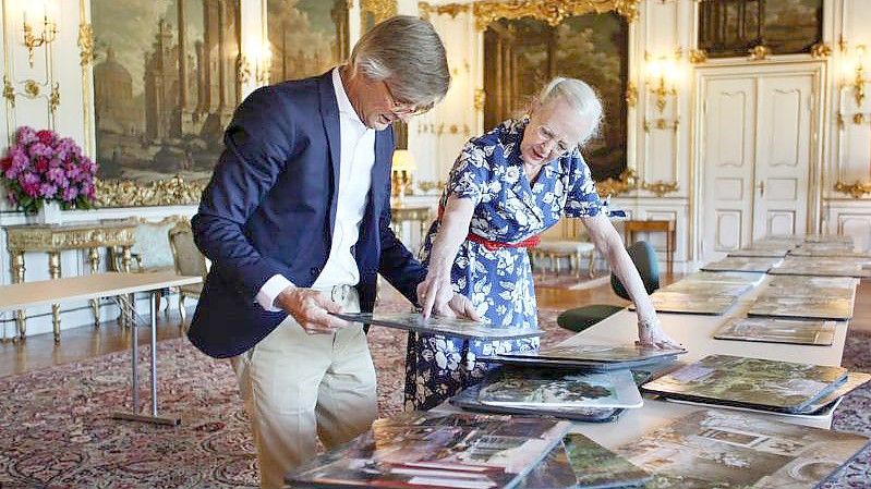 Die dänische Königin Margrethe II. und Regisseur Bille August bereiten den Film vor. Foto: Jacob Joergensen/JJ Film/Netflix/dpa
