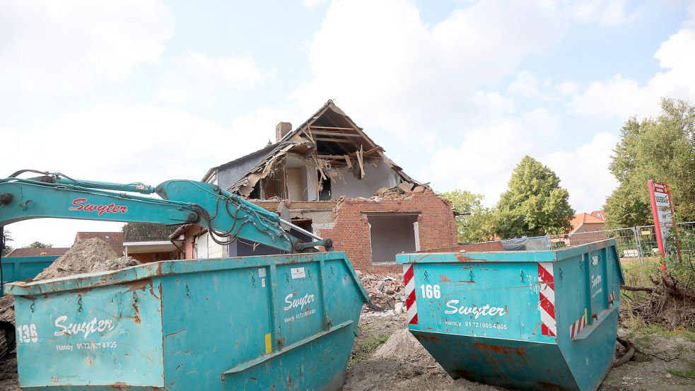 Das Wohnhaus, das noch immer mitten auf dem künftigen Tankstellengelände stand, wird jetzt abgerissen. Foto: Romuald Banik