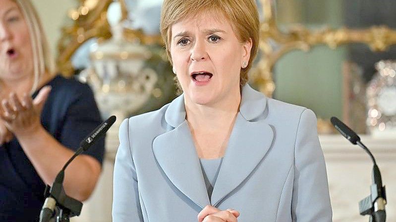 Nicola Sturgeon, Erste Ministerin von Schottland, will eine Impfpflicht für Discos und Großveranstaltungen einführen. Foto: Jeff J Mitchell/PA Wire/dpa