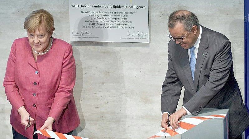 Tedros Adhanom Ghebreyesus, Generaldirektor der Weltgesundheitsorganisation (WHO), und Bundeskanzlerin Angela Merkel (CDU) bei der Einweihungszeremonie des "WHO Hub For Pandemic And Epidemic Intelligence". Foto: Michael Sohn/POOL AP/dpa