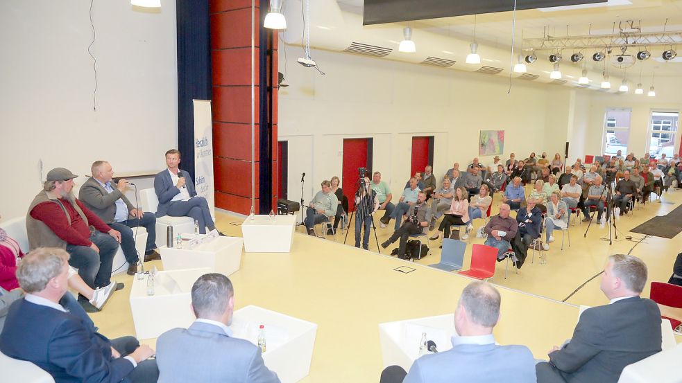 Auf der Bühne der Haupt- und Realschule in Moordorf stellten sich die Kandidaten den Fragen der Wählerinnen und Wähler in Südbrookmerland. Fotos: Romuald Banik