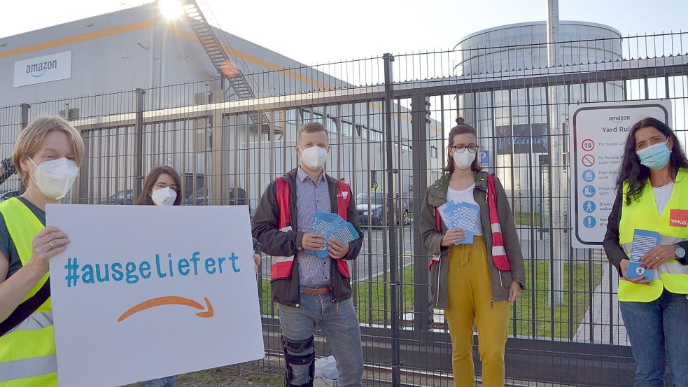 Die Gewerkschafter Tanja Post, Manuela Szabo, Piotr Mazurek, Katarzyna Witoszek und Daniela Reim am Mittwochabend vor dem Emder Amazon-Verteilzentrum. Fotos: Aiko Recke
