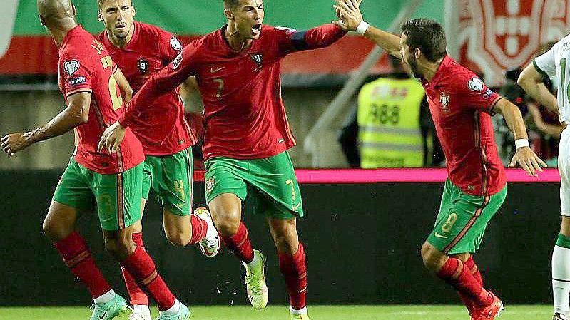 Cristiano Ronaldo (M.) traf in der WM-Qualifikation für Portugal gegen Irland in der Schlussphase doppelt. Foto: Isabel Infantes/PA Wire/dpa