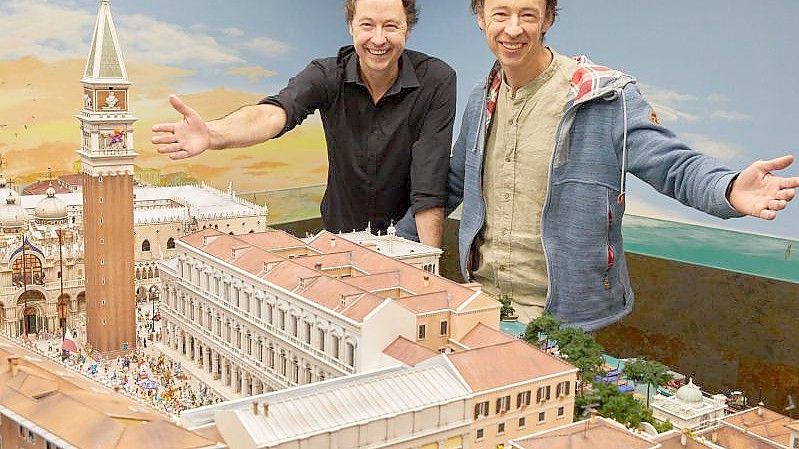 Die Unternehmer Frederik (l) und Gerrit Braun stehen während einer Pressekonferenz im Hamburger Miniatur Wunderland neben dem neuen Venedig-Abschnitt. Foto: Georg Wendt/dpa