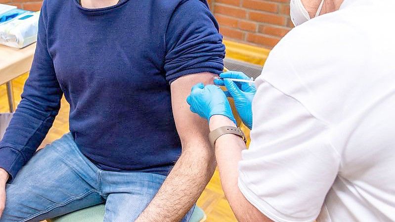 Ein Sportlehrer wird von einer Krankenschwester von einem mobilen Impfteam des DRK mit dem AstraZeneca-Impfstoff gegen Corona geimpft. (Archivbild). Foto: Jens Büttner/dpa-Zentralbild/dpa