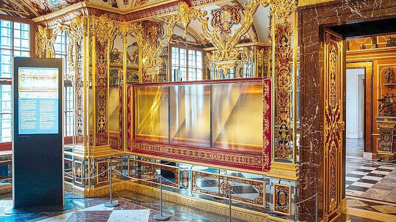 Die ausgeraubte Vitrine im Juwelenzimmer des Historischen Grünen Gewölbes im Residenzschloss in Dresden. Foto: Oliver Killig/dpa-Zentralbild/dpa