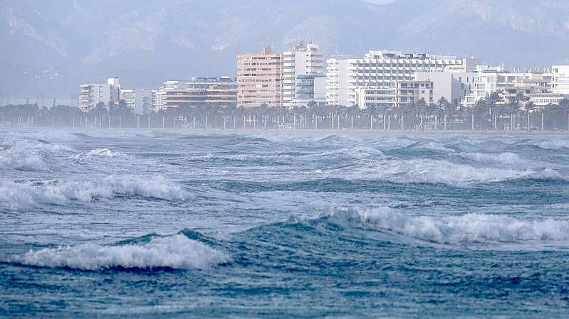 Starker Wellengang an einem Strand auf Mallorca. (Archivbild). Foto: Clara Margais/dpa