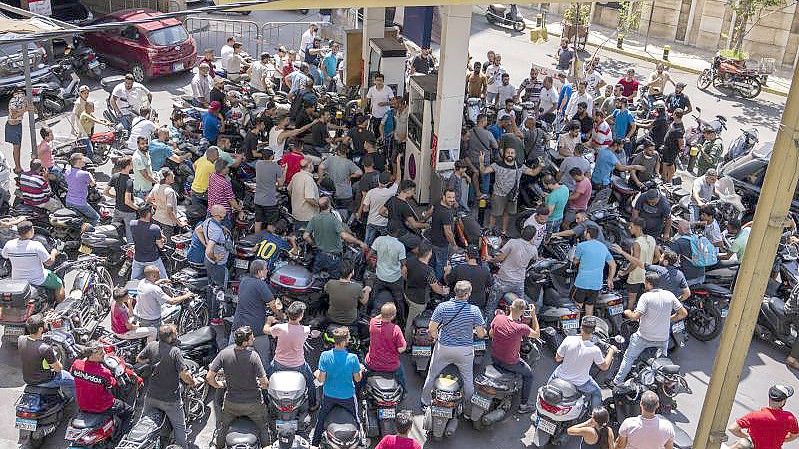 Motorrad- und Rollerfahrer warten an einer Tankstelle. Der Libanon kämpft mit einer Wirtschafts- und Finanzkrise, die zu Engpässen in der Versorgung führt. Foto: Hassan Ammar/AP/dpa