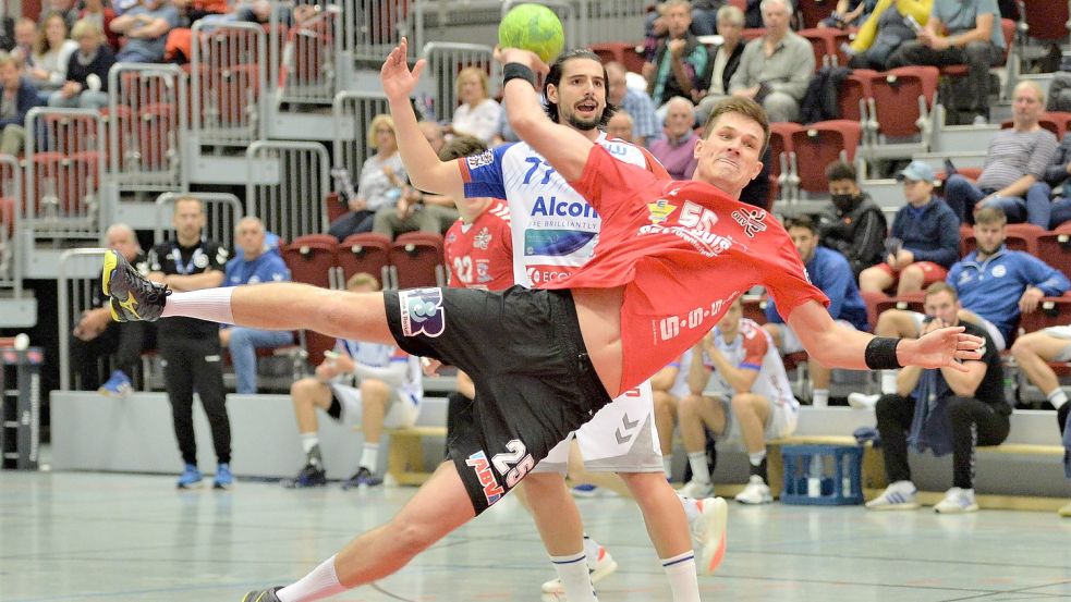 Im DHB-Pokal überzeugten die OHV-Spieler (im Bild Jannes Hertlein) gegen den höherklassigen TV Großwallstadt. Am Sonntag geht es für die Auricher erstmals um Punkte. Foto: Bernd Wolfenberg