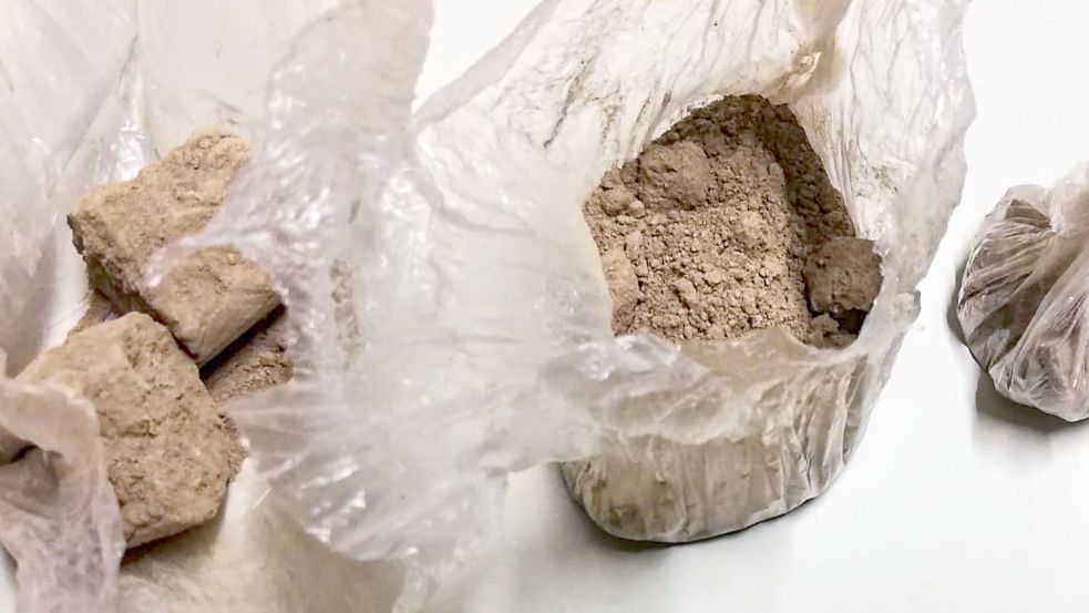 Der 40-jährige Mann versuchte, über 55 Gramm Drogen in seinem Körper zu schmuggeln – hier ist das Heroin zu sehen. Bild: Hauptzollamt Oldenburg