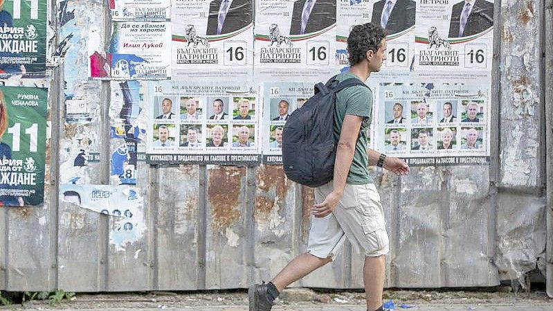 Ein Fußgänger geht in Bulgarien an Wahlplakaten vorbei. In dem EU-Land dürfte schon bald die nächste Parlamentswahl anstehen. Foto: Visar Kryeziu/AP/dpa