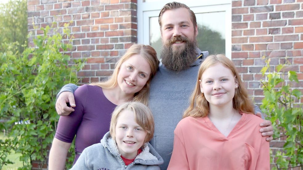Die Idylle trügt: Maike (Stefanie Siebles) und Jann (Bastian Mansholt) und ihre Kinder Tobi (Viktor Scholz) und Gabi (Julia Bremer) erleben in ihrem neuen Haus das Grauen. Foto: blackT-Film