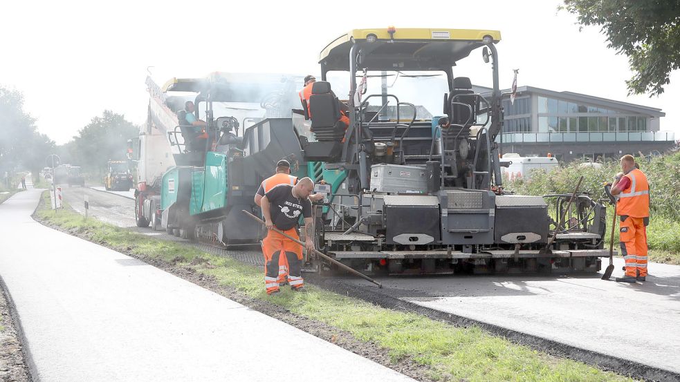 Am Mittwoch wurde die Fahrbahn zwischen der Brücke Bangsteder Verlaat und Ochtelbur asphaltiert. Im Hintergrund sieht man das Gebäude der Firma Retek.Foto: Romuald Banik