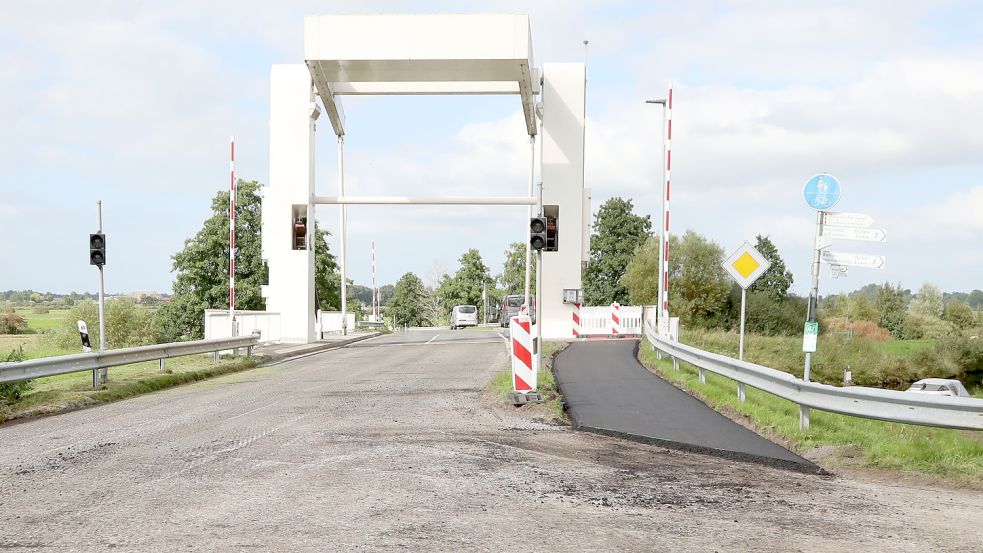 An der Brücke Bangsteder Verlaat war der Asphalt der Fahrbahn am Mittwochnachmittag abgefräst, der Radweg bereits frisch asphaltiert. Foto: Romuald Banik