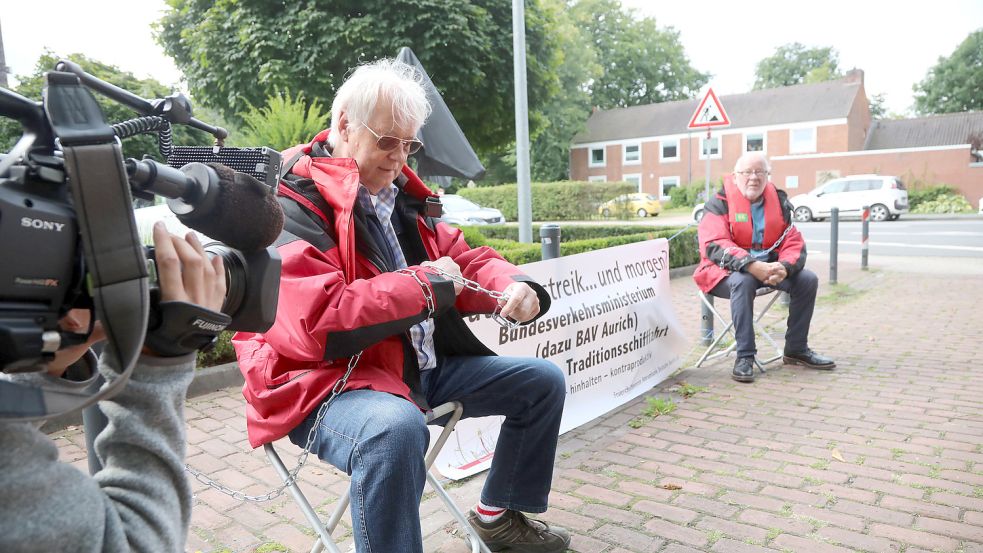 Heinz Salewski (links) und Heinz-Günther Buß erreichten mit ihrem Protest am Montag in Aurich eine Klärung. Foto: Romuald Banik