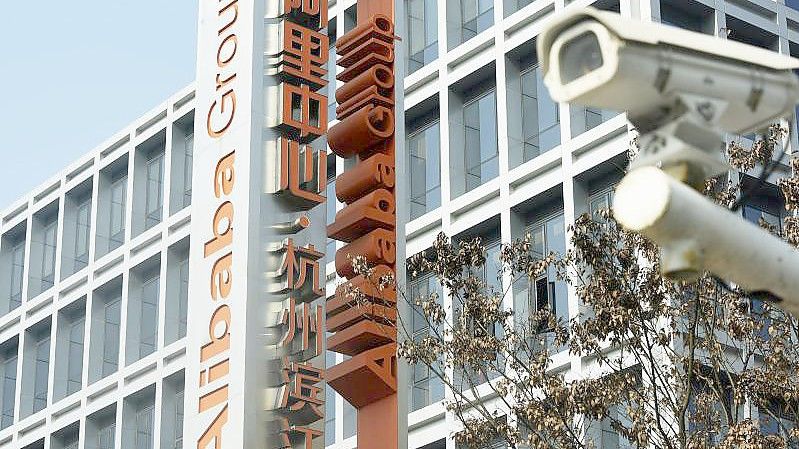 Das Logo der Alibaba Group am Hauptsitz des Unternehmens in Hangzhou in der ostchinesischen Provinz Zhejiang. Foto: -/CHINATOPIX/AP/dpa