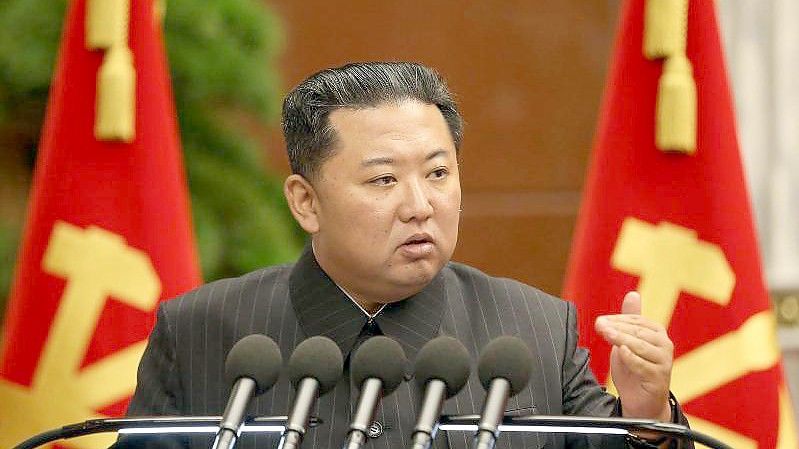 Das von der nordkoreanischen Nachrichtenagentur KCNA zur Verfügung gestellte Foto zeigt Kim Jong Un, Machthaber von Nordkorea. Foto: -/KCNA/dpa